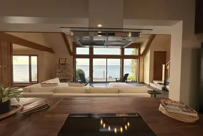 Image de Experience lake life steps away in Youngstown's 4-bedroom cottage