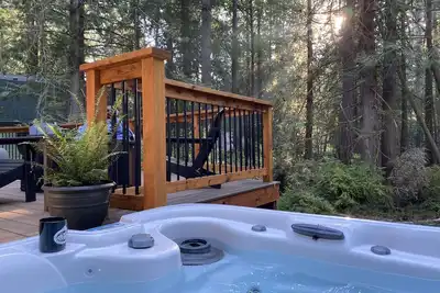 Image de Relaxing Pnw island getaway with hot tub, fire pit, miles of trails & beaches.