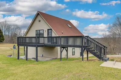 Image de Deck & Scenic Views: Tennessee Countryside Studio