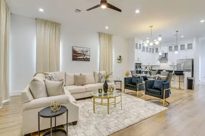 Image de Houston Retreat w/ Balcony, 1 Mi to Toyota Center!