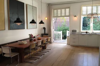 Image de Art filled four floor townhouse in family friendly neigbourhood