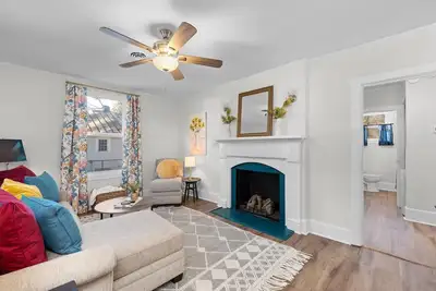 Image de This beautifully decorated and well-appointed 2 bed 1 bath home centrally located in Augusta. The sleeping arrangements for this property are 2 queen beds.