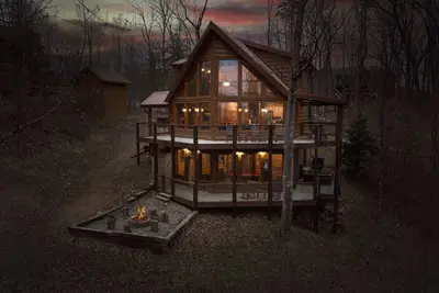 Image de Firepit, Theater Room, Hot Tub, Arcade - great location!