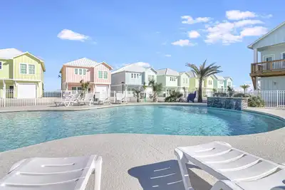 Image de Waterfront, Community Pool, Personal Hottub, Walk to Bars, Restaurants and Pier