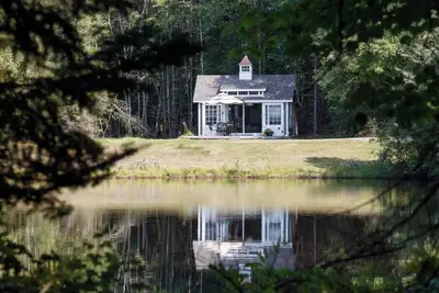 Image de Sunny Tiny House on Private Pond\n\n
