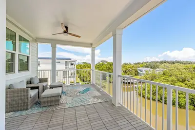 Image de Green Home with Private Dock and Tesla Charger - Only Sunsets at Hunter's Point