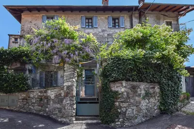 Image de Seventeenth-century house on 2 floors, with Turkish bath and courtyards, 1km from Lake Orta.