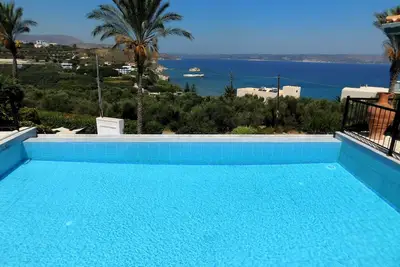 Image de 4 Bedrooms, perfect sea views, Infinity pool, Hot tub, Walk to beach & tavernas.
