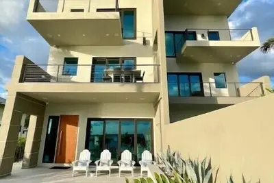 Image de Riverview Oasis- Riverfront Paradise with Dock, Elevator, Private Pool & Kayaks