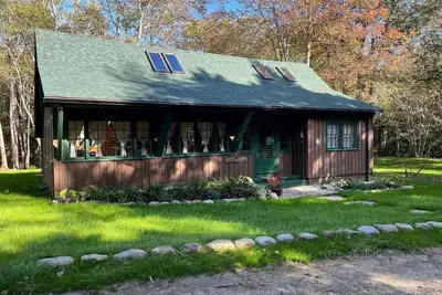 Image de Charming, quiet 3-Br cottage; private access to cove and forest trails