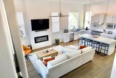 Image de Modern Home - 5 mins to Downtown - City Views - Sleeps 10