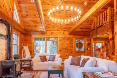 Image de 2 Miles from Bethel Woods! Super Secluded Luxury Cabin - Hot Tub! ! !