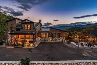 Image de New Luxury Lodge Insane ⛰ Views & Beautiful Waterfall Pool 🌊