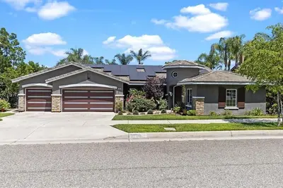 Image de 5star Home in Dos Lagos area-~Ideal to accommodate large groups, vacation home!