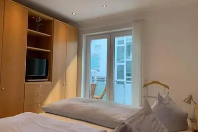 Image de Die GroĂźzĂĽgige Ferienwohnung Oie Befindet Sich in Sehr Zentraler Lage im Innenst