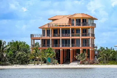 Image de Beachfront Bliss: Mangrove Manor- Elevator, Private Pool and Spa, Boat Dock