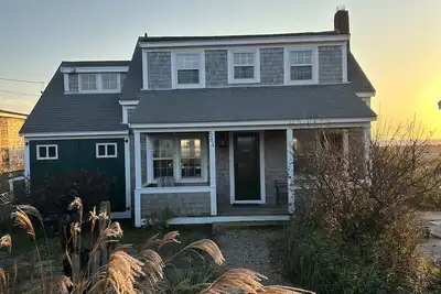 Image de Quintessential & Charming Waterfront Home on a Private Beach