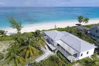 Image de Private Beachfront Villa on most stunning pink sand beach