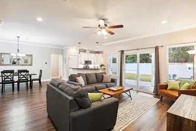 Image de Craftsman Grove - A Tranquil Retreat in Gnv, spacious primary bedroom, sleeps 7