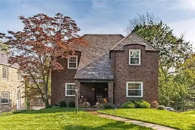 Image de Beautifully updated 4 bedroom 2 bath. Plenty of space and natural light!