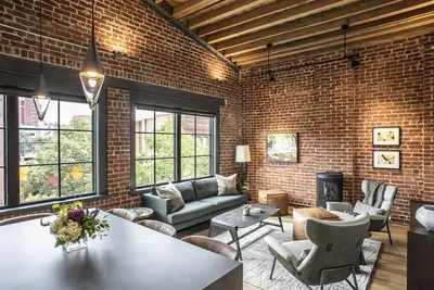 Image de Unit 301 offers a unique short-term living experience in downtown