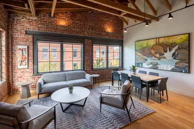 Image de Unit 303 offers a unique short-term living experience in down