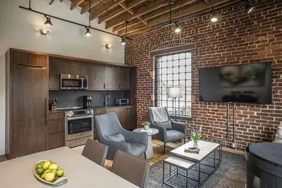 Image de Unit 306 offers a unique short-term living experience in downtown