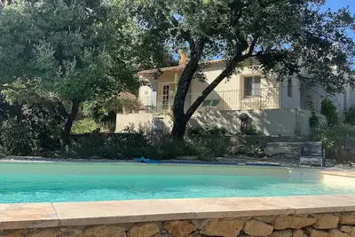 Image de Maison de vacances avec vue sur le massif du luberon  au calme, piscine privée