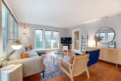 10 minutes to Downtown! Large urban cottage in the woods w\/ study in Mt Lookout