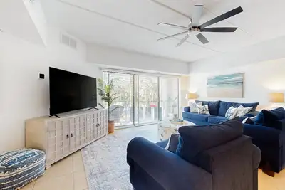 Image de Ideally located condo with pool, tennis court, balcony, and direct beach access
