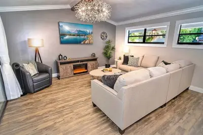Image de 4720 Nw 16th Pl · Rare & Spacious Oasis w/Pool