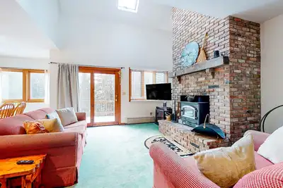 Image de 2-story mountain condo w/ private deck, close to resort, jetted tub, w/d, wifi