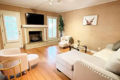 Image de Gorgeous 5 Br Modern Mem House!