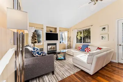 Quiet, bright, 2nd-floor condo a short walk from parks & downtown