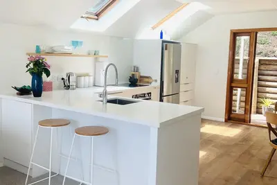 Image de Newly renovated waterfront apartment with stunning views of Nelson Harbour