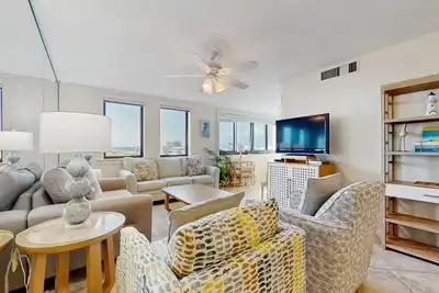 Image de Snowbird-friendly condo with Gulf view, on-site pool, beach access, & gym