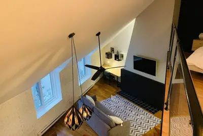 Image de Spacieux condo toit cathédrale - plus belles rues de la basse-ville du Vieux-Qc.