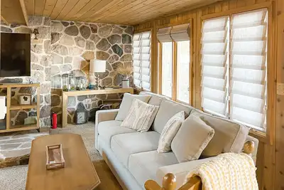 Image de Charming lakefront home with dock, fireplace, streaming, lake views, W/D, & Ac