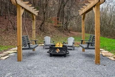 Image de Relaxing Getaway~ K/Q Suites w/ Hot Tub & Fire Pit, Privacy, Great Location