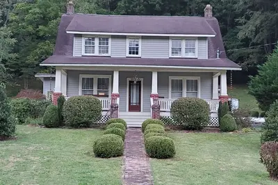 Image de Grandma's Christmas  Farmhouse near Spearhead & Hmcoy Atv trails. Back of Dragon