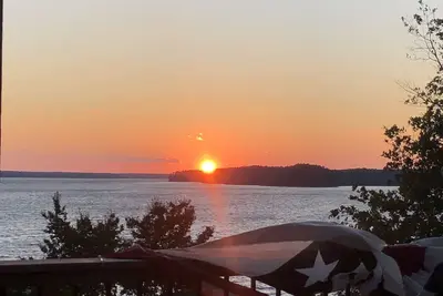 Image de Amazing lake view and sunsets! Perfect for Masters hosting 2024! \n\n