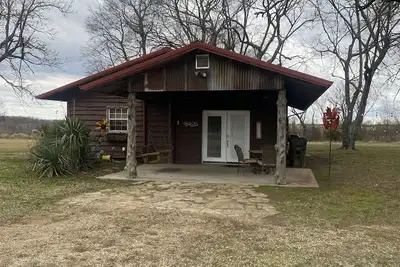 Image de Cozy cabin w/ fire pit, close town with a country feel & 20 min from Hochatown!