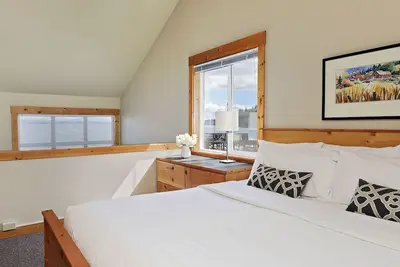 Image de Waterfront 2 bedroom condo - private deck offering spectacular views