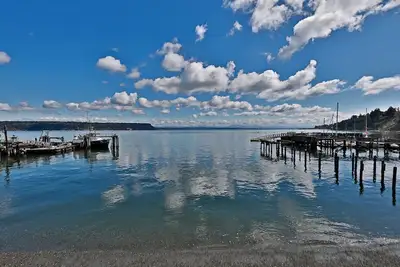 Image de Waterfront 2 bedroom condo - private deck offering spectacular views