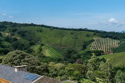 Image de Villa de Alto Padrão com Vista Deslumbrante com Piscina Aquecida e Sauna