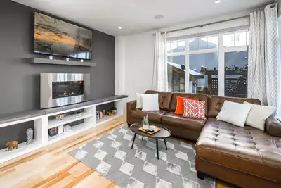 Detached, Luxury, mins to Dt & Walking distance to C-train!