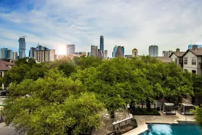 Image de Stunning View! Steps to Downtown, 6th St & Rainey!