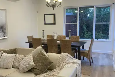 Image de Refined elegance close to transport, cafes, parks