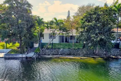 Image de Hallandale Collection: Renovated Professional Design & Lake View