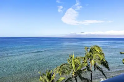 Image de Resort-Style Luxury with Stunning Ocean Views